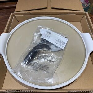 Pampered chef White stoneware pizza pan with pizza cutter set